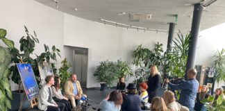 Konferencja prasowa w tarnowskim teatrze. Dyrekcja teatru w otoczeniu dziennikarzy. Wszyscy zgromadzeni są w teatralnym foyer.