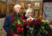 Kwiaty i ikony w muzealnej galerii