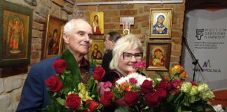 Kwiaty i ikony w muzealnej galerii