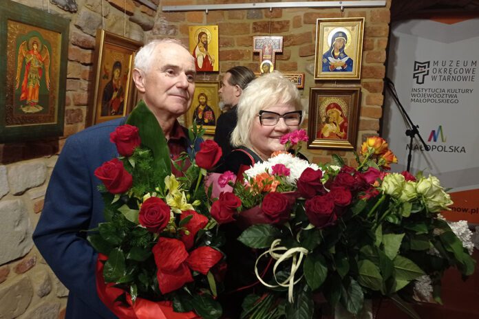 Kwiaty i ikony w muzealnej galerii