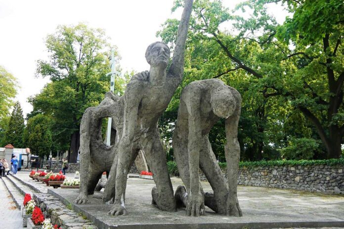 Ministerstwo Kultury inwestuje w renowację tarnowskiego Pomnika Ofiar Wojny i Faszyzmu przy Starym Cmentarzu