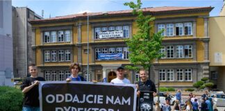 Murem za Rybą czyli manifestacja poparcia dla dyrektora III LO