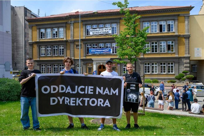 Murem za Rybą czyli manifestacja poparcia dla dyrektora III LO