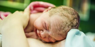 Policjanci z Brzeska eskortowali samochód z rodzącą kobietą