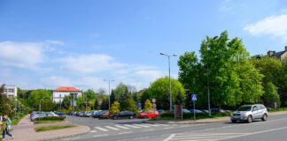 Trzy lokalizacje dla wielopoziomowego parkingu