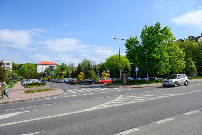 Trzy lokalizacje dla wielopoziomowego parkingu