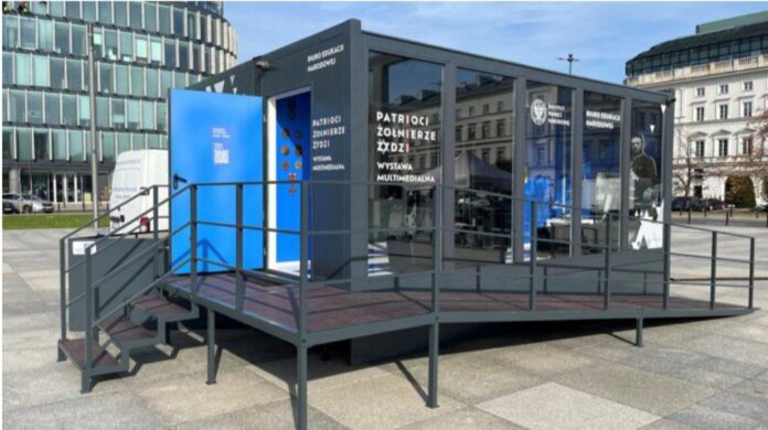 Niewielki pawilon ustawiony na placu, w środku wystawa historyczna