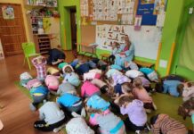 Brzesko: Policjanci uczą przedszkolaków bezpiecznych zachowań Fot. KMP w Brzesku