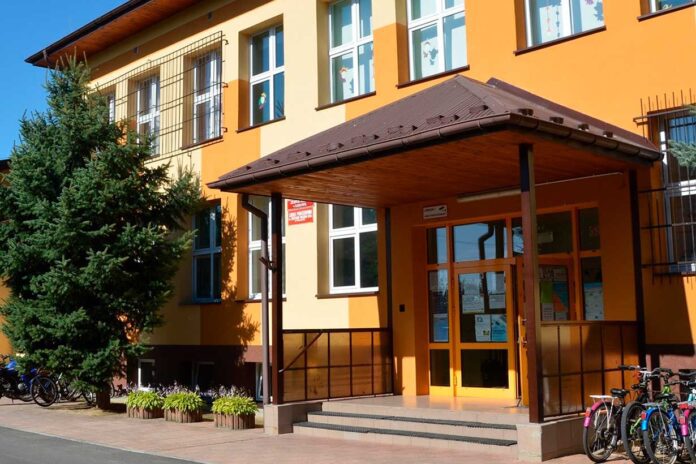 Grzyb w szkole postrachem dzieci i rodziców