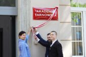 Oficjalnie odsłonięto tablicę Akademia Tarnowska i rozpoczęto rekrutację