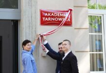 Oficjalnie odsłonięto tablicę Akademia Tarnowska i rozpoczęto rekrutację