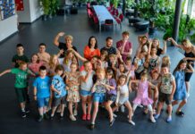 Grupa dzieci w budynku Teatru im. L. Solskiego w Tarnowie