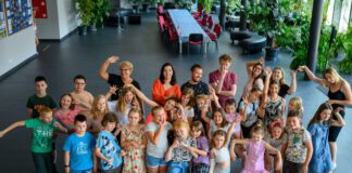 Grupa dzieci w budynku Teatru im. L. Solskiego w Tarnowie