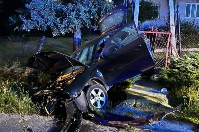 Kierowca audi uderzył w słup energetyczny Kowalowa