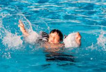 Uratował dwie tonące dziewczynki - Na plaży nikt inny mu nie pomógł