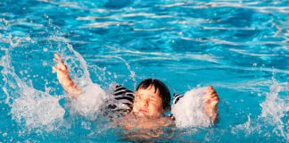 Uratował dwie tonące dziewczynki - Na plaży nikt inny mu nie pomógł