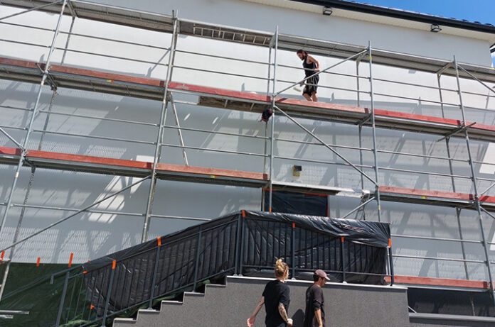 W Woli Rzędzińskiej powstaje mural Heleny Marusarz, fot. UG Tarnów