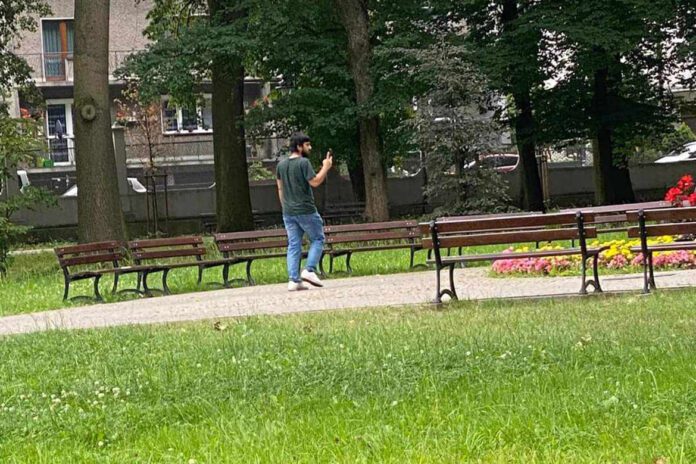 Mężczyzna filmuje dzieci w Parku Strzeleckim