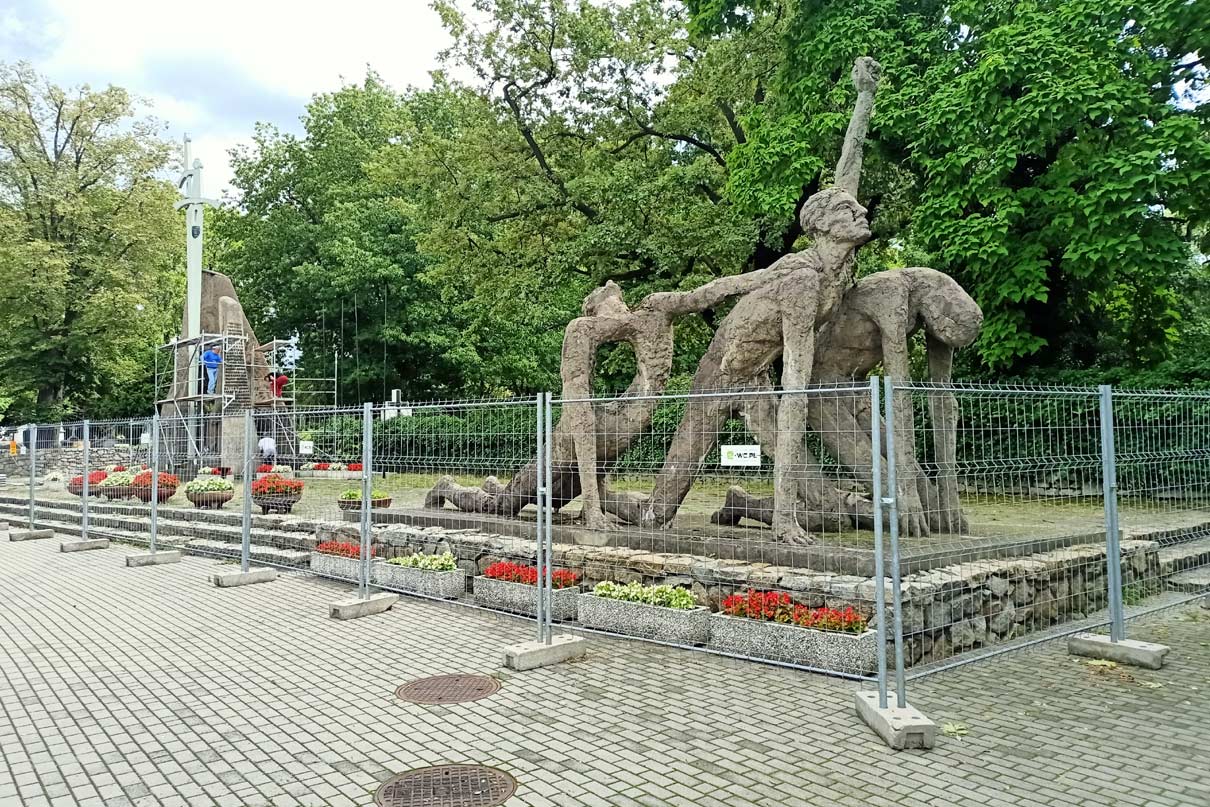 Prace przy pomniku trwają od wczoraj 