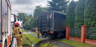 Ciężarówka wjechala w ogrodzenie, fot. PSP w Tarnowie