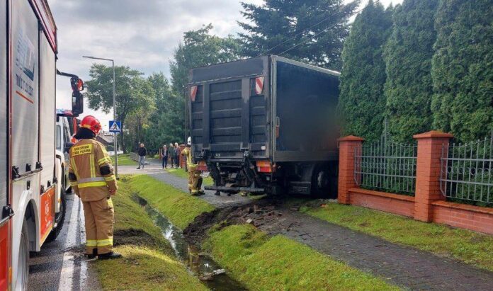 Ciężarówka wjechala w ogrodzenie, fot. PSP w Tarnowie