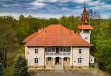 Neorenesansowy pałac w Łęgu Tarnowskim ze strzelistą wieżą i szesnastoma pomieszczeniami, w tym jadalnią i salonami stanowi dziś własność gminy