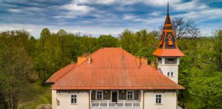 Neorenesansowy pałac w Łęgu Tarnowskim ze strzelistą wieżą i szesnastoma pomieszczeniami, w tym jadalnią i salonami stanowi dziś własność gminy