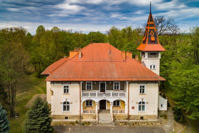 Neorenesansowy pałac w Łęgu Tarnowskim ze strzelistą wieżą i szesnastoma pomieszczeniami, w tym jadalnią i salonami stanowi dziś własność gminy