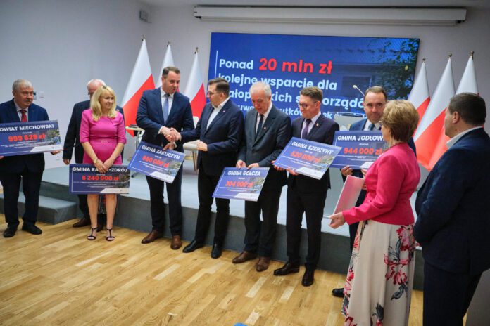 Pieniądze na remonty dróg, fot. Małopolski Urząd Wojewódzki w Krakowie Pieniądze na remonty dróg, fot. Małopolski Urząd Wojewódzki w Krakowie