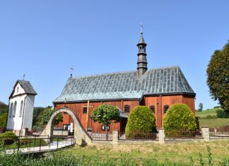 Polna kościól z zewnątrz