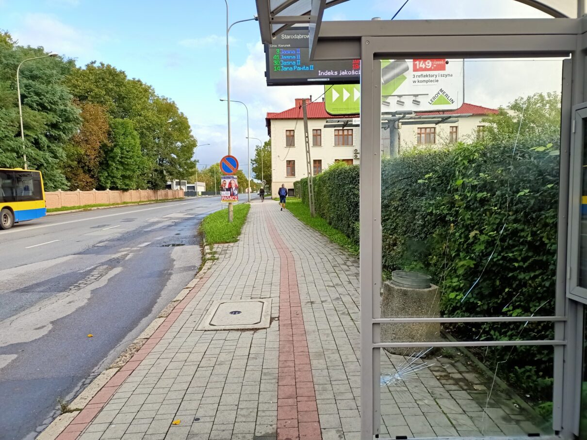Uszkodzona wiata przystankowa przy ul. Starodąbrowskiej