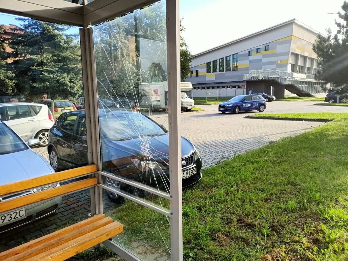 Uszkodzona wiata przystankowa przy ul. Gumniskiej