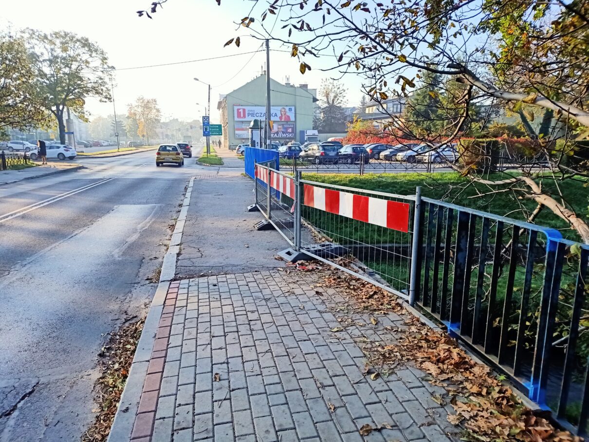 Uszkodzona barierka most Wątok