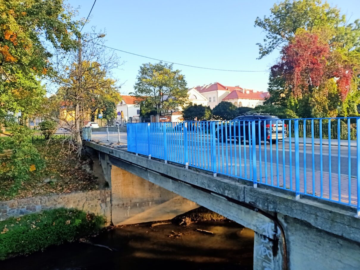 Uszkodzona barierka most Wątok