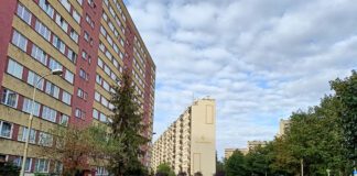 Mieszkańcy bloku przy ul. Lwowskiej 61 nie mogą doczekać się remontu chodnika i parkingu