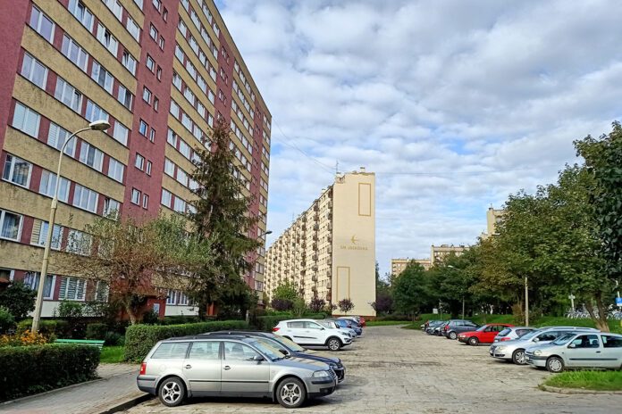 Mieszkańcy bloku przy ul. Lwowskiej 61 nie mogą doczekać się remontu chodnika i parkingu