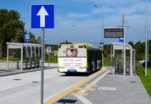 Na razie pusto, ale nowe przystanki mają szansę zapełnić się pasażerami Na razie na węźle przesiadkowym przy rondzie Niepodległości oprócz autobusów MPK próżno szukać w gablotach rozkładów innych przewoźników