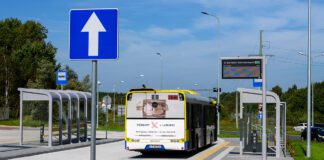 Na razie na węźle przesiadkowym przy rondzie Niepodległości oprócz autobusów MPK próżno szukać w gablotach rozkładów innych przewoźników