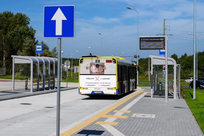 Na razie na węźle przesiadkowym przy rondzie Niepodległości oprócz autobusów MPK próżno szukać w gablotach rozkładów innych przewoźników