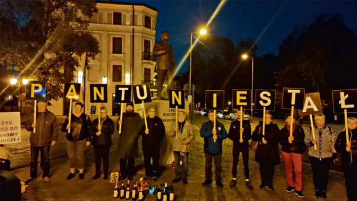 Tarnów grupa tarnowian organizuje protesty pod pomnikiem Lecha Kaczyńskiego