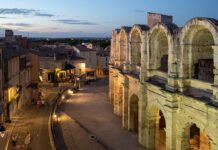centrum Arles z ruinami rzymskiego amfiteatru