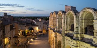 centrum Arles z ruinami rzymskiego amfiteatru