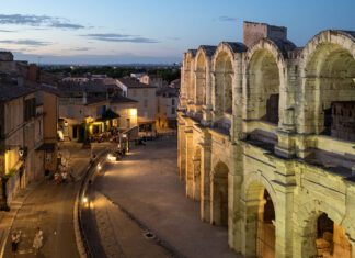 centrum Arles z ruinami rzymskiego amfiteatru