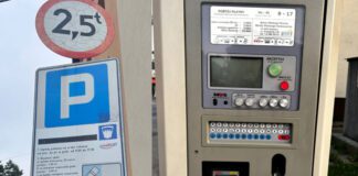Kierowcy zwracają uwagę, że na tablicach oznaczających parkingi oraz na parkometrach powinna być umieszczona informacja o dodatkowych opłatach