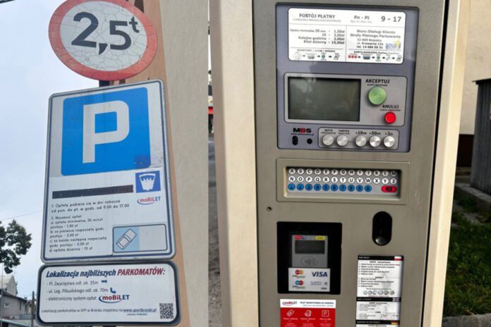 Kierowcy zwracają uwagę, że na tablicach oznaczających parkingi oraz na parkometrach powinna być umieszczona informacja o dodatkowych opłatach