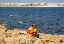 Carlos grający morzu