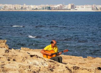 Carlos grający morzu