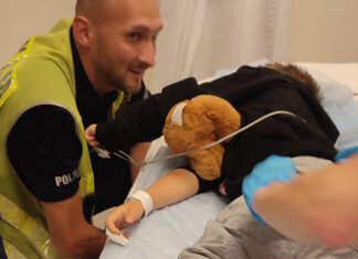 Policjanci podjęli decyzję o pilotażu samochodu, w którym jechało dziecko, a który pod eskortą dotarł do szpitala w Tarnowie. Chłopczyk został uratowany