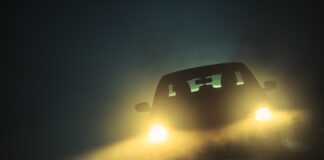 Jazda we mgle - najważniejsze zasady i techniki jazdy przy ograniczonej widoczności