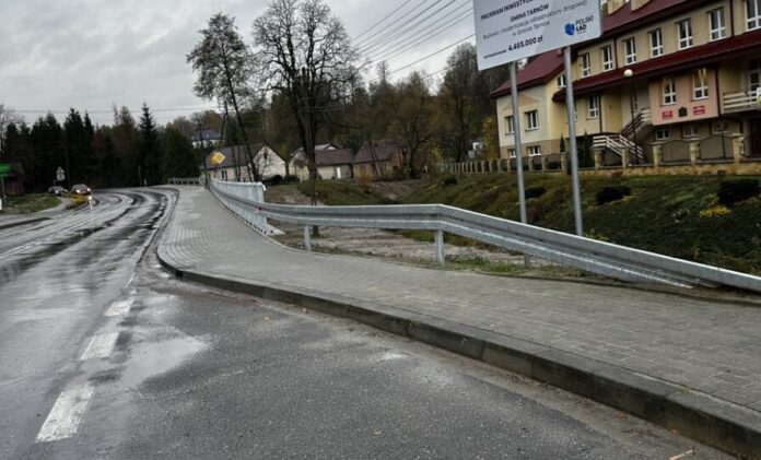 Nowy chodnik w Porębie Radlnej, fot. Gmina Tarnów